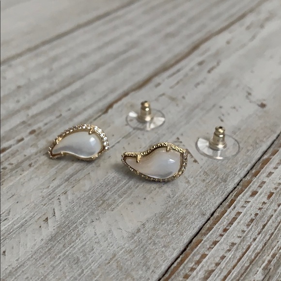 Kendra Scott Temple Stud Earrings Gold NEW - Picture 4 of 8